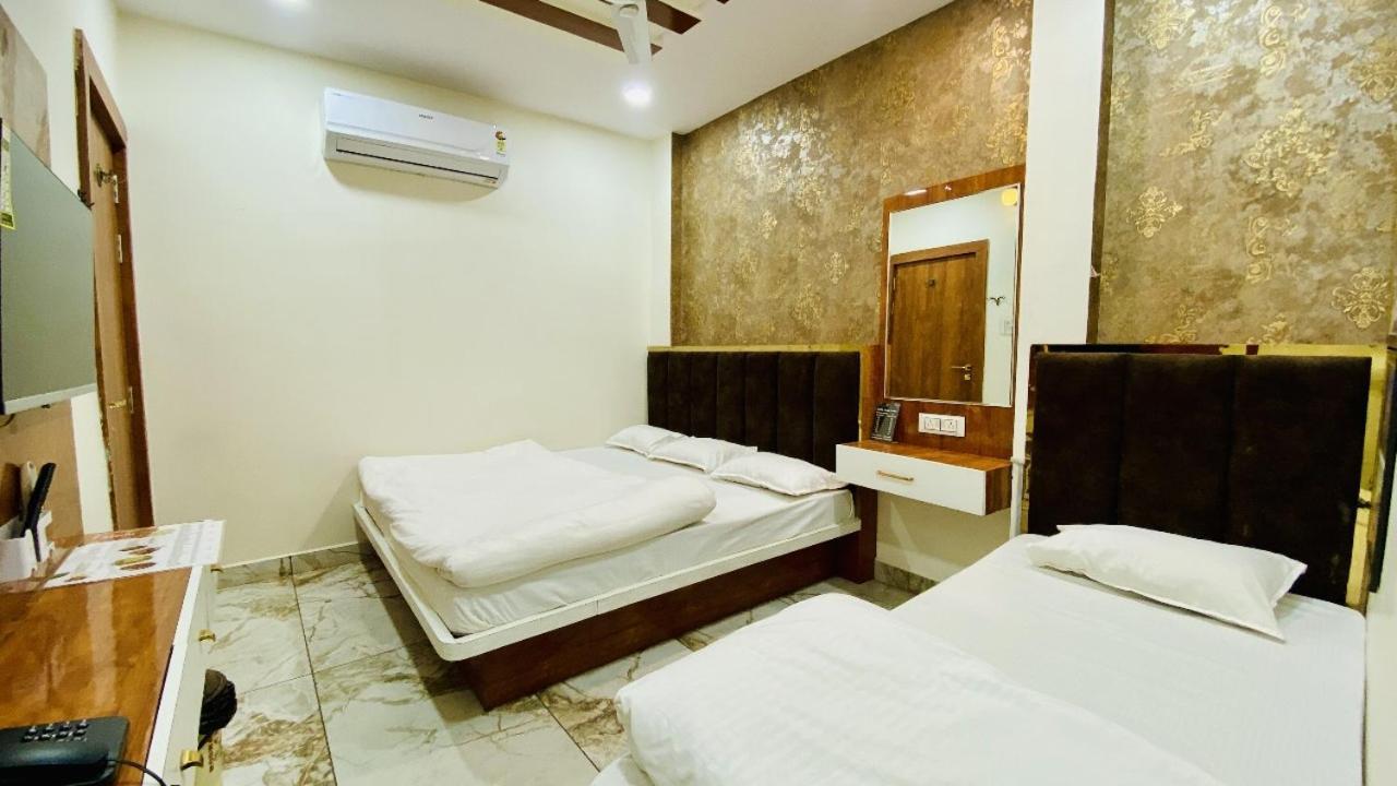 Hotel Malay Inn Udždžain Exteriér fotografie